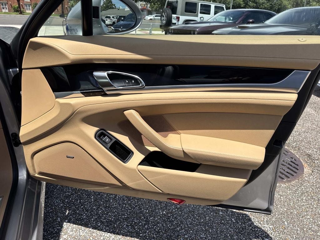 2016 Porsche Panamera 4 Edition