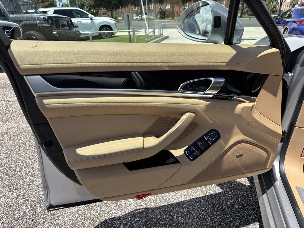2016 Porsche Panamera 4 Edition