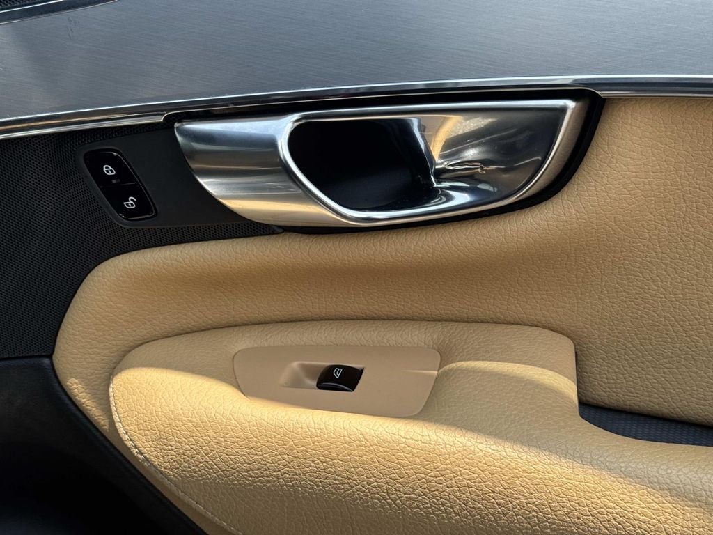 2017 Volvo XC90 T6 Momentum