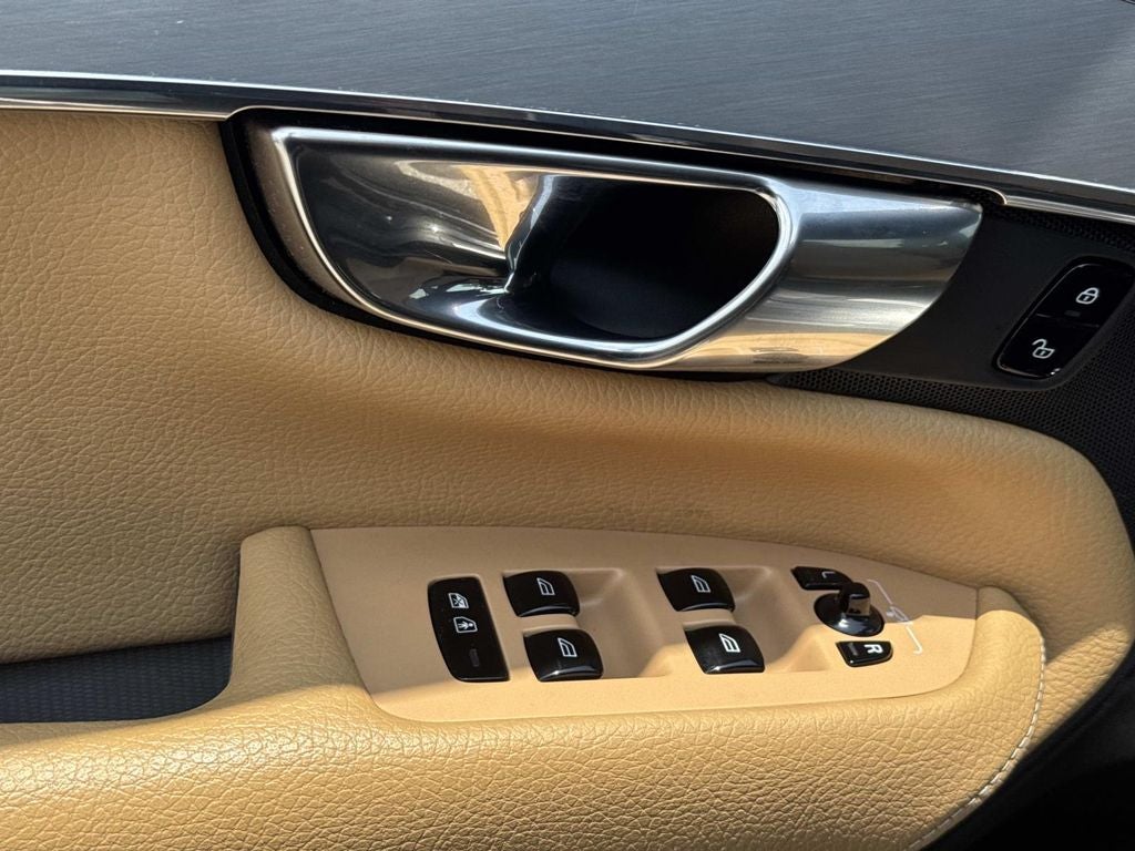 2017 Volvo XC90 T6 Momentum